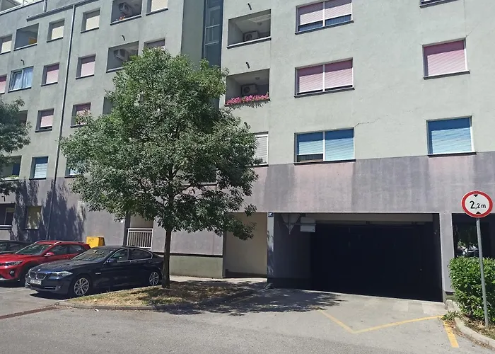 Zagreb Lake Star & Included Garage Parking Place